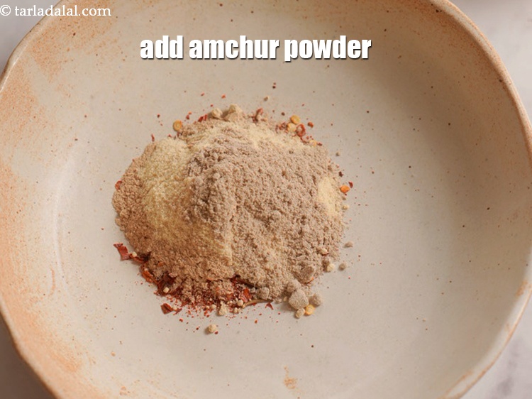 स्टेप 6 – २ टी-स्पून अमचूर डालें।&nbsp;आप चाट मसाला का भी इस्तेमाल कर …