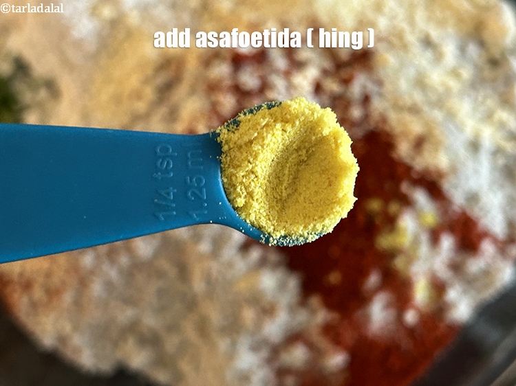 स्टेप 8 – १/४ टी-स्पून&nbsp;<a href=""https://www.tarladalal.com/glossary-asafoetida-hing-hindi-113i"">हींग</a>&nbsp;डालें।