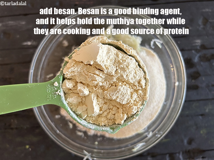 स्टेप 8 – १/२ कप&nbsp;<a href=""https://www.tarladalal.com/glossary-besan-chana-dal-flour-bengal-gram-flour-hindi-952i"">बेसन</a>&nbsp;डालें ।&nbsp;बेसन एक अच्छा बांधने वाला एजेंट है, …