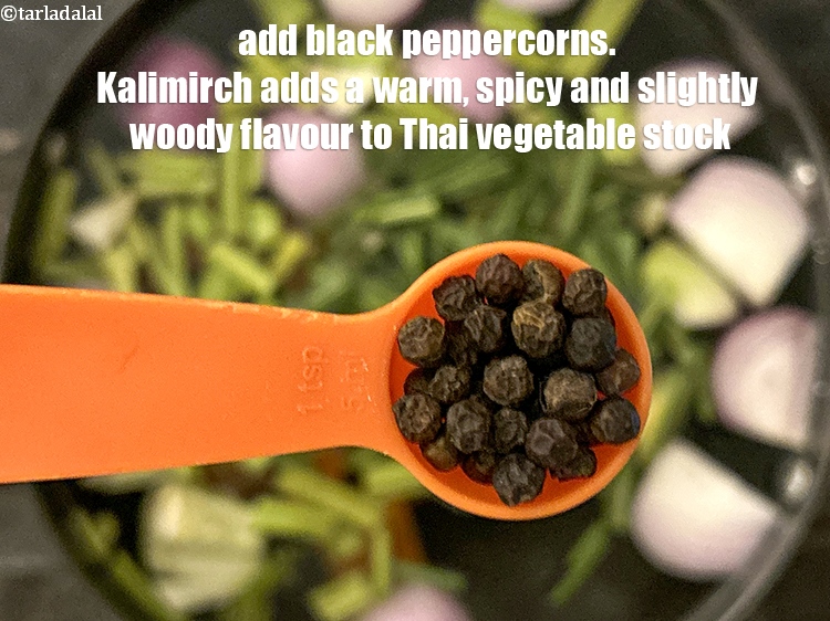 स्टेप 8 – <meta charset=""UTF-8"" />१ टी-स्पून&nbsp;<a href=""glossary-black-peppercorns-kali-mirch-kalimirch-hindi-566i"">काली मिर्च</a> डालें।&nbsp;काली मिर्च थाई वेजिटेबल …