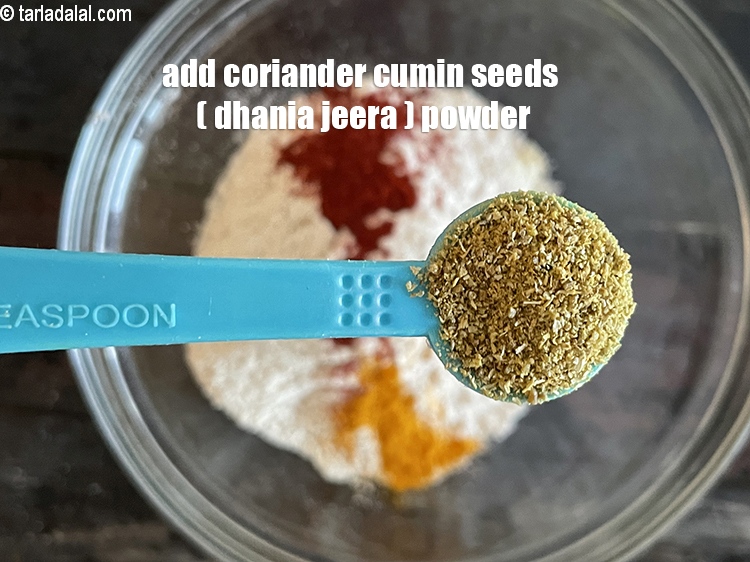 स्टेप 8 – १/२ टी-स्पून&nbsp;<a href=""https://www.tarladalal.com/glossary-coriander-cumin-seeds-powder-dhania-jeera-powder-hindi-375i"">धनिया-ज़ीरा पाउडर</a>&nbsp;<span style=""font-size:11.0pt""><span style=""background-color:white""><span style=""font-family:&quot;Nirmala UI&quot;,sans-serif""><span style=""color:black"">डालें।</span></span></span></span>