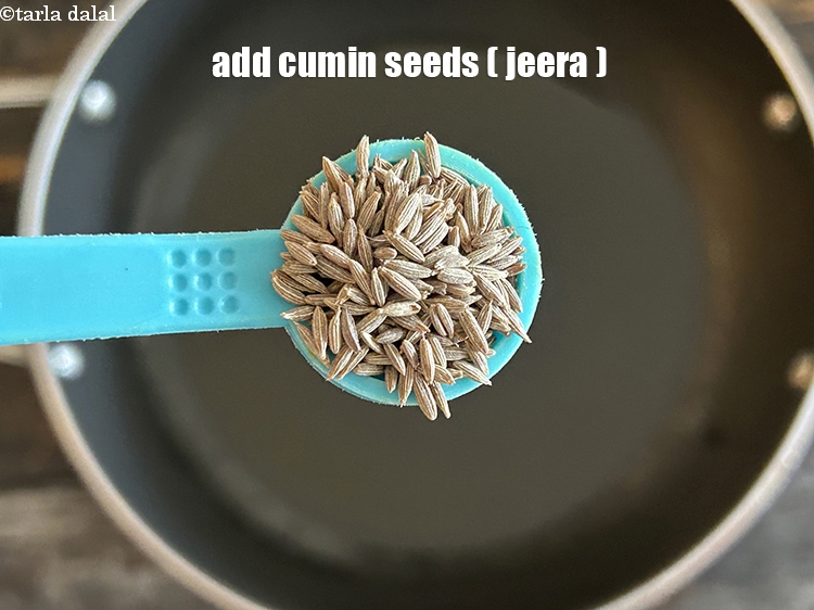 स्टेप 12 – १/२ टी-स्पून&nbsp;<a href=""https://www.tarladalal.com/glossary-cumin-seeds-jeera-zeera-hindi-381i"">ज़ीरा</a>&nbsp;डालें।