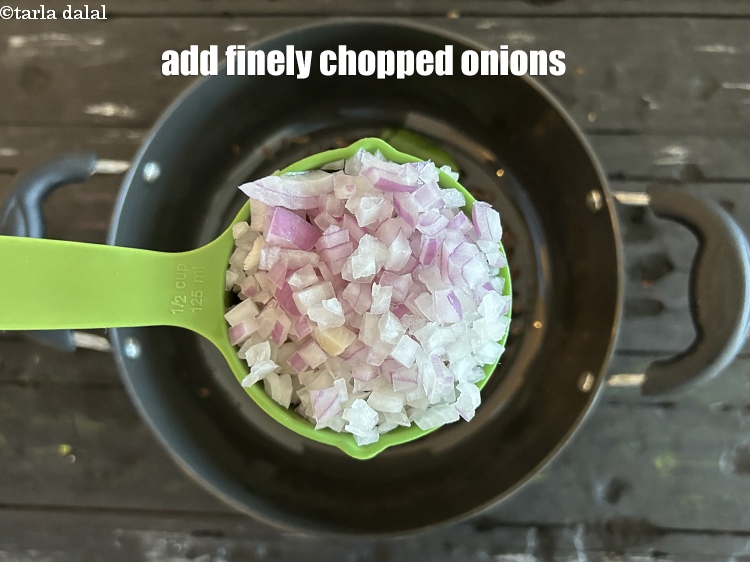 स्टेप 8 – १/२ कप&nbsp;बारीक&nbsp;<a href=""https://www.tarladalal.com/glossary-chopped-onions-hindi-722i"">कटा प्याज</a>&nbsp;डालें।