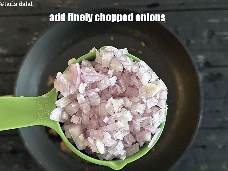 स्टेप 10 – १/२ कप&nbsp;बारीक&nbsp;<a href=""https://www.tarladalal.com/glossary-chopped-onions-hindi-722i"">कटा हुआ प्याज</a>&nbsp;डालें।