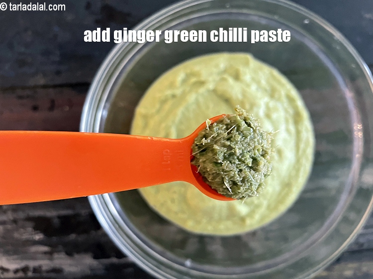 स्टेप 14 – १ टी-स्पून&nbsp;<a href=""https://www.tarladalal.com/glossary-ginger-green-chilli-paste-adrak-mirch-ki-paste-adrak-mirchi-paste-hindi-139i"">अदरक-हरी मिर्च का पेस्ट</a>&nbsp;डालें।