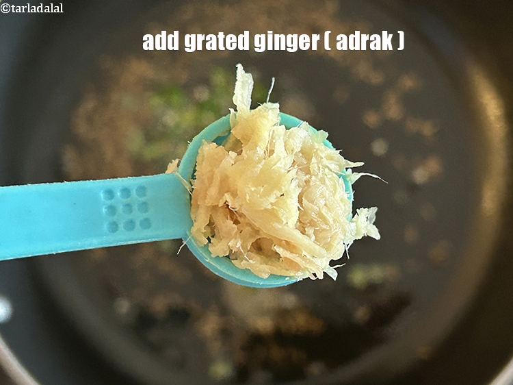 स्टेप 12 – १/२ टी-स्पून&nbsp;<a href=""https://www.tarladalal.com/glossary-grated-ginger-hindi-943i"">कसा हुआ अदरक</a>&nbsp;डालें।