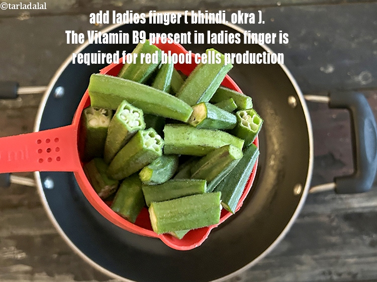 स्टेप 27 – २&nbsp;कप&nbsp;<a href=""https://www.tarladalal.com/glossary-ladies-finger-bhindi-okra-bhinda-lady-finger-hindi-491i"">भिंडी</a>&nbsp;डालें।&nbsp;&nbsp;<a href=""https://www.tarladalal.com/recipes-using-ladies-finger-in-hindi-491"">भिंडी</a>&nbsp;में मौजूद&nbsp;<a href=""https://www.tarladalal.com/recipes-for-Vitamin-B9-Rich-Folate-in-hindi-language-1119"">विटामिन बी 9 (फोलेट)&nbsp;</a>रक्त में आर.बी.सी. …
