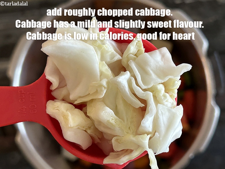 स्टेप 8 – १/२ कप&nbsp;मोटे तौर पर&nbsp;<a href=""https://www.tarladalal.com/glossary-chopped-cabbage-hindi-781i"">कटी पत्तागोभी</a>&nbsp;डालें। गोभी में हल्का, थोड़ा …