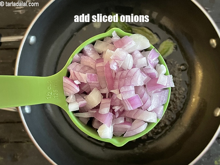 स्टेप 13 – १/२ कप&nbsp;<a href=""https://www.tarladalal.com/glossary-sliced-onions-hindi-745i"">कटा हुआ प्याज</a>&nbsp; डालें&nbsp;।