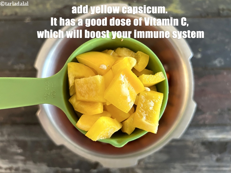 स्टेप 9 – १/२ कप&nbsp;<a href=""https://www.tarladalal.com/glossary-chopped-yellow-capsicum-hindi-2300i"">कटी हुई पीली शिमला मिेर्च</a>&nbsp;डालें।&nbsp;पीली शिमला मिर्च सूप …