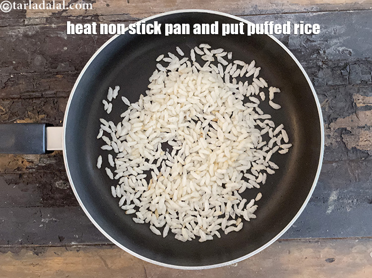 स्टेप 4 – मुरमुरे को भूनने के लिए, एक नॉन-स्टिक पैन गरम करें …