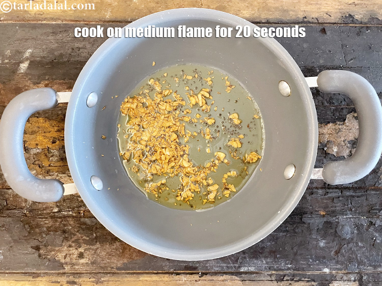 स्टेप 15 – मध्यम आंच पर 20 सेकंड तक पकाएं।&nbsp;