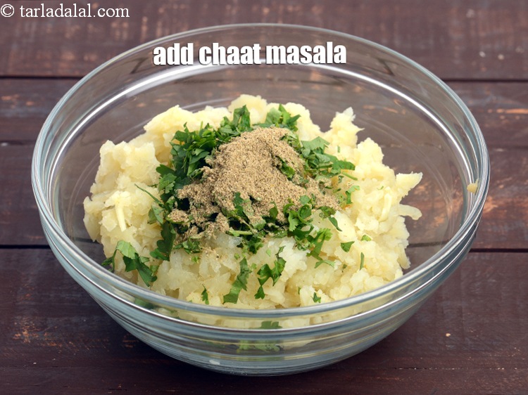 Step 10 – Add 1 tsp&nbsp;<a href="https://tarladalal.com/glossary-chaat-masala-300i">chaat masala</a>.&nbsp;