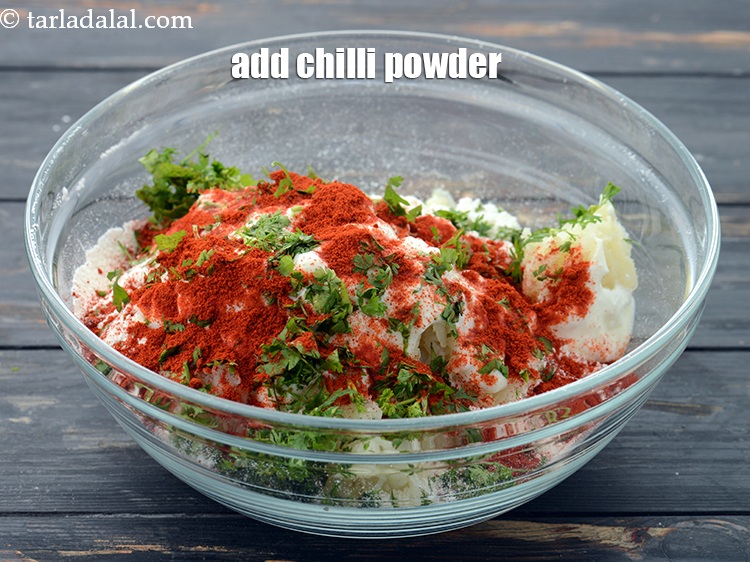 स्टेप 8 – १ १/२ टी-स्पून&nbsp;<a href=""https://www.tarladalal.com/glossary-chilli-powder-red-chilli-powder-hindi-339i"">मिर्च पाउडर</a>&nbsp;डालें ।&nbsp;