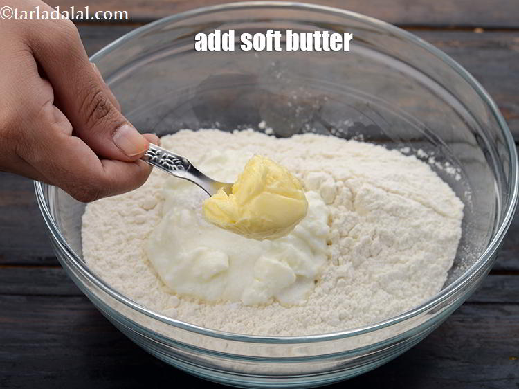 स्टेप 10 – १ टेबल-स्पून&nbsp;<a href=""https://www.tarladalal.com/glossary-soft-butter-naram-makhan-hindi-1942i"">नरम मक्खन</a> डालें। नरम मक्खन डाला जाता है …