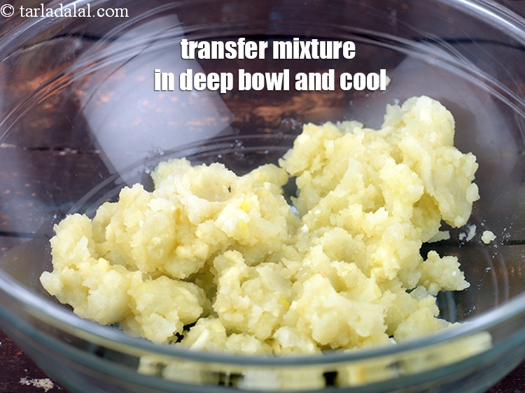 Step 8 – Transfer the mixture in a deep bowl and allow it to cool for 5 minutes.