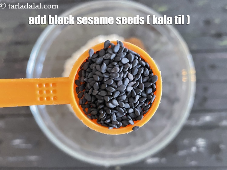 स्टेप 8 – १ टी-स्पून&nbsp;<a href=""https://www.tarladalal.com/glossary-black-sesame-seeds-kala-til-kale-til-hindi-862i"">काला तिल</a>&nbsp;डालें।