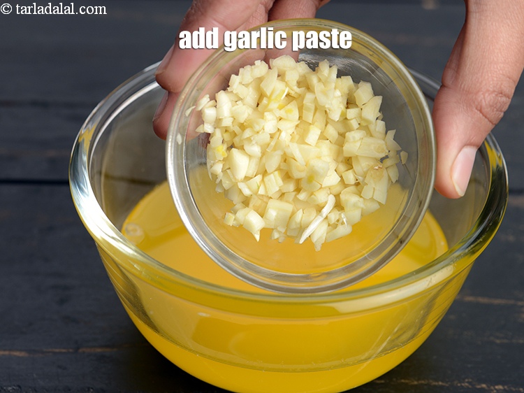 Step 8 – Add 1 &frac12; tsp <a href="https://www.tarladalal.com/glossary-garlic-paste-lehsun-ki-paste-lahsun-ki-paste-350i">garlic (lehsun) paste</a>.