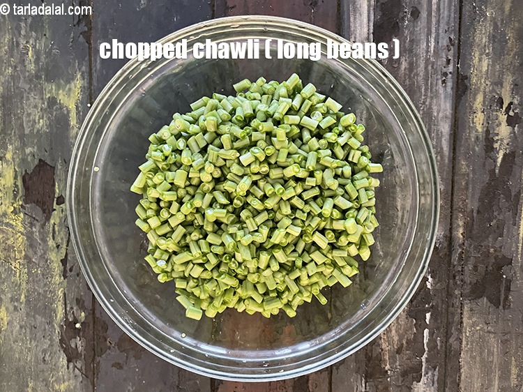 Step 12 – Chopped&nbsp;chawli ( long beans ).