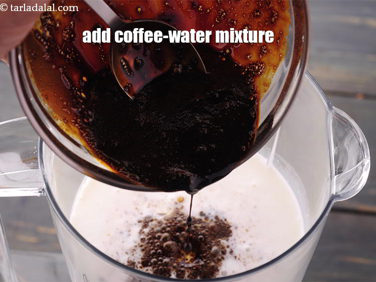 स्टेप 13 – कॉफी-पानी का मिश्रण डालें।