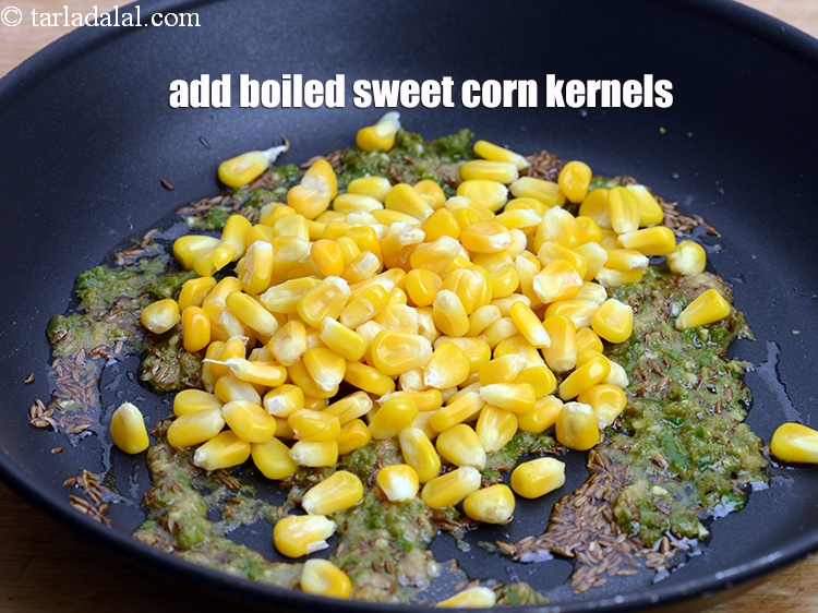 स्टेप 10 – इसमें १/२ कप&nbsp;<a href=""https://www.tarladalal.com/glossary-boiled-and-crushed-sweet-corn-kernels-hindi-1930i"">उबले और मोटे तौर पर कुचले हुए …