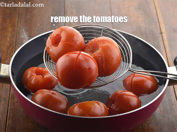 स्टेप 10 – एक स्लेटेड चम्मच का उपयोग करके टमाटर को हटा दें।