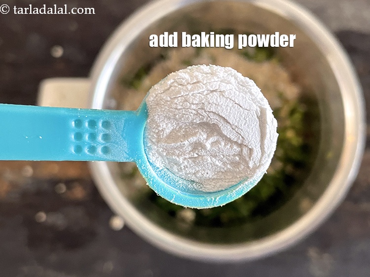 स्टेप 14 – १/२ टी-स्पून&nbsp;<a href=""https://www.tarladalal.com/glossary-baking-powder-hindi-425i"">बेकिंग पाउडर</a>&nbsp;डालें।&nbsp;&nbsp;