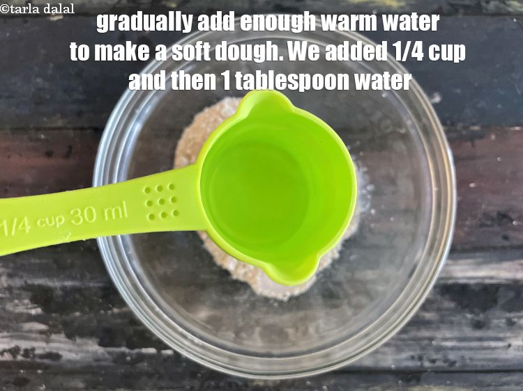 स्टेप 8 – नरम आटा बनाने के लिए धीरे-धीरे पर्याप्त&nbsp;<strong>गर्म पानी</strong>&nbsp;डालें ।&nbsp;हमने 1/4 …