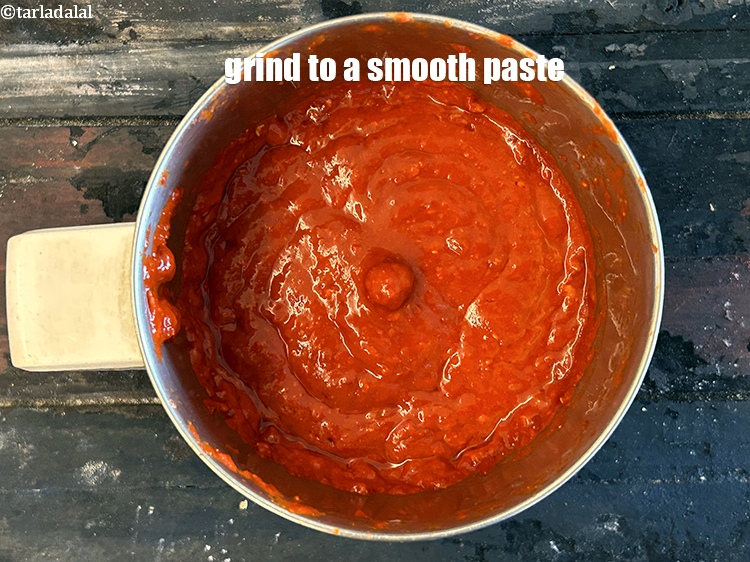 स्टेप 16 – मुलायम पेस्ट तक ब्लेंड करें।