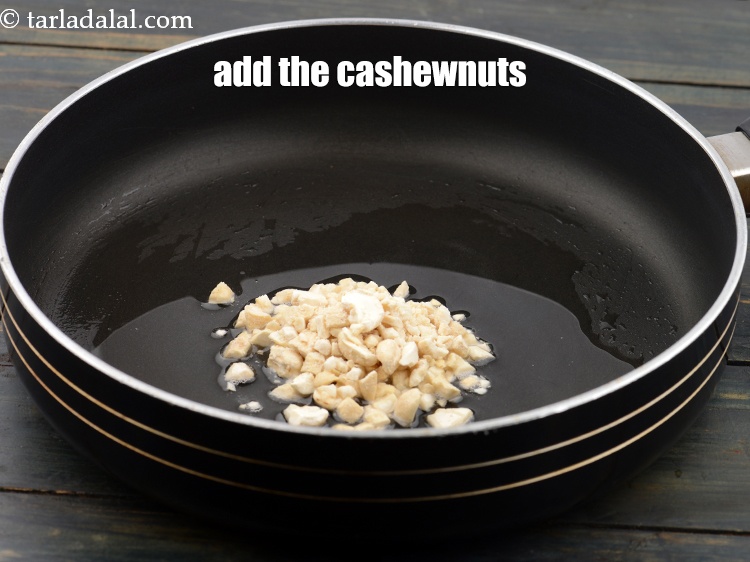 स्टेप 8 – २ टेबल-स्पून&nbsp;दरदरा&nbsp;<a href=""https://www.tarladalal.com/glossary-powdered-cashew-nut-powdered-kaju-kaju-ka-powder-hindi-909i"">पीसे हुए काजू</a>&nbsp;डालें।