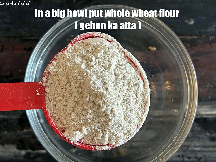 स्टेप 8 – एक बड़े कटोरे में 1 कप मैदा डालें।