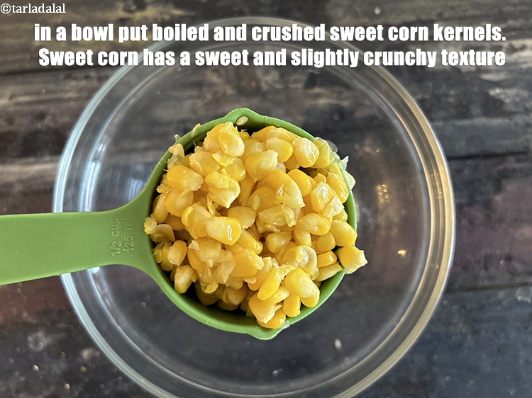स्टेप 8 – एक कटोरे में ३/४ कप&nbsp;<a href=""https://www.tarladalal.com/glossary-boiled-and-crushed-sweet-corn-kernels-hindi-1930i"">उबले और कुचले हुए स्वीट …