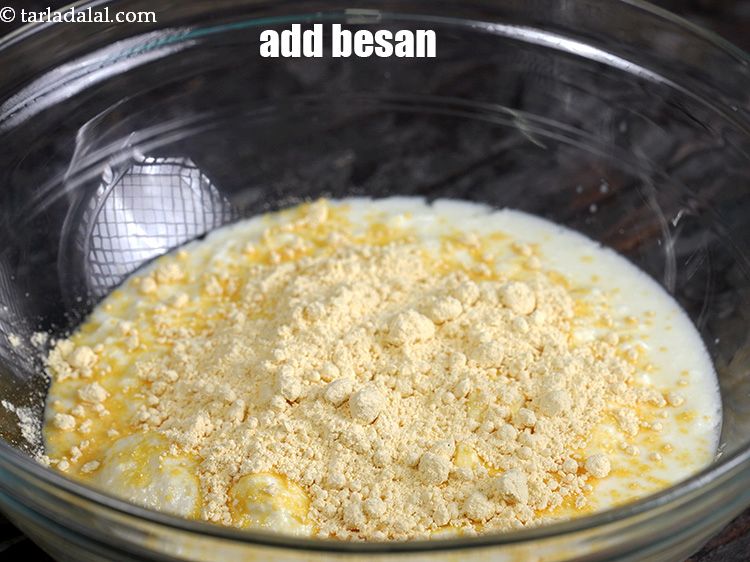 स्टेप 7 – ५ टेबल-स्पून&nbsp;<a href=""https://www.tarladalal.com/glossary-besan-chana-dal-flour-bengal-gram-flour-hindi-952i"">बेसन</a>&nbsp;डालें।