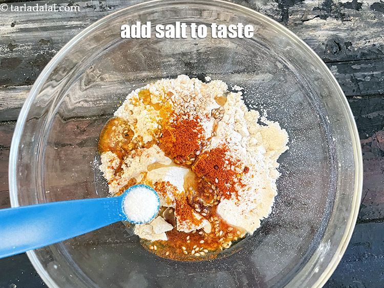 स्टेप 9 – स्वादानुसार नमक डालें। हमने 1/4 टी-स्पून नमक डाला है।