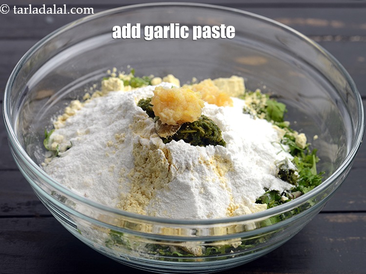 Step 8 – Add 1 tsp <a href="https://www.tarladalal.com/glossary-garlic-paste-lehsun-ki-paste-lahsun-ki-paste-350i">garlic (lehsun) paste</a>.