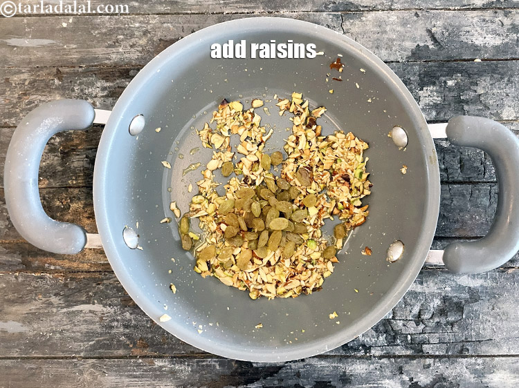 स्टेप 10 – २ टेबल-स्पून किशमिश डालें।