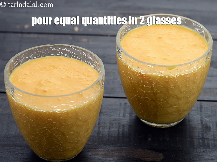 स्टेप 8 – 2 गिलास में बराबर मात्रा में डालें।