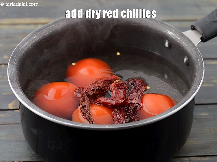 स्टेप 5 – ८ से १०&nbsp;<a href=""https://www.tarladalal.com/glossary-whole-dry-kashmiri-red-chillies-kashmiri-mirch-kashmiri-lal-mirch-hindi-332i"">साबुत सूखी कश्मीरी लाल मिर्च</a>&nbsp;डालें&nbsp;&nbsp;। कश्मीरी मिर्च …