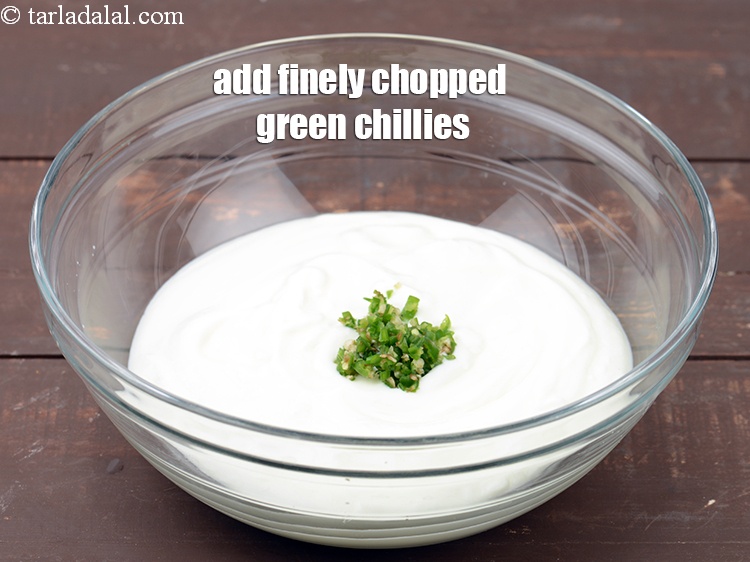 स्टेप 8 – १ टी-स्पून&nbsp;बारीक&nbsp;<a href=""https://www.tarladalal.com/glossary-chopped-green-chilli-hindi-820i"">कटी हुई हरी मिर्च</a>&nbsp;डालें।