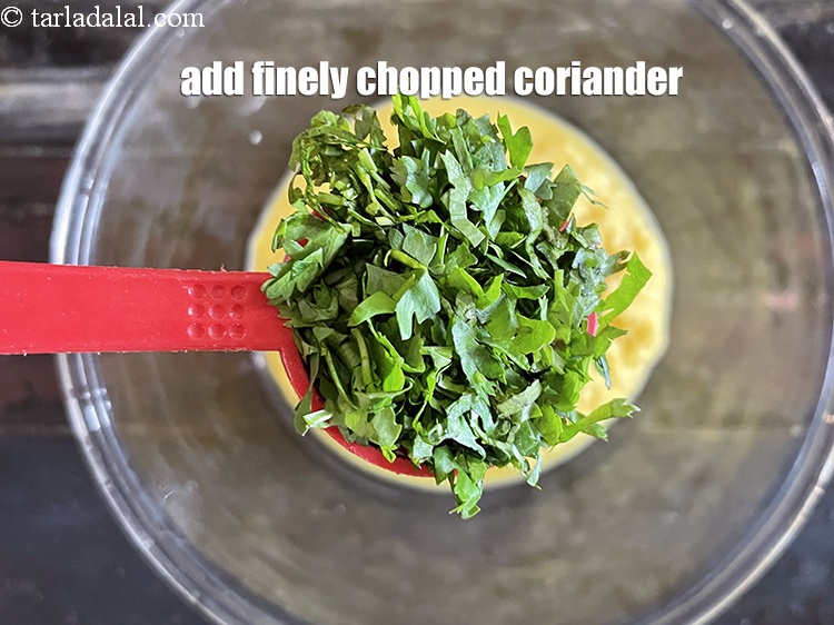 स्टेप 11 – २ टेबल-स्पून&nbsp;बारीक&nbsp;<a href=""https://www.tarladalal.com/glossary-chopped-coriander-hindi-783i"">कटा हुआ हरा धनिया</a>&nbsp;<span style=""font-size:11.0pt""><span style=""background-color:white""><span style=""font-family:&quot;Nirmala UI&quot;,sans-serif""><span …