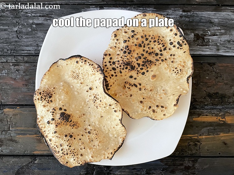 स्टेप 23 – आपका&nbsp;&nbsp;<strong>भुना हुआ खिचिया पापड़&nbsp;</strong>&nbsp;तैयार है। इसे तोड़ने से पहले ठंडा …