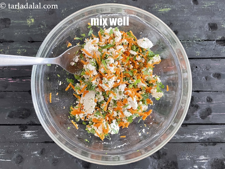 स्टेप 8 – अच्छी तरह से मलाएं।&nbsp;<strong>भरवां पालक पराठा</strong>&nbsp;के लिए हमारी स्टफिंग&nbsp;बनकर तैयार …