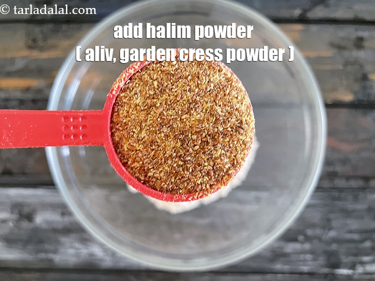 स्टेप 10 – १ १/२ टेबल-स्पून&nbsp;<a href=""https://www.tarladalal.com/glossary-garden-cress-seeds-halim-halim-ke-beej-hindi-409i"">हलीम के बीज</a>&nbsp;का पाउडर&nbsp;&nbsp;डालें&nbsp; ।