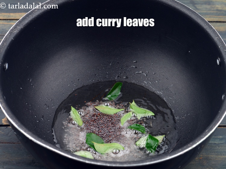 स्टेप 8 – ८ <a href=""https://www.tarladalal.com/glossary-curry-leaves-kadi-patta-kadipatta-hindi-388i"" target=""_blank"">करी पत्ते</a> डालें।