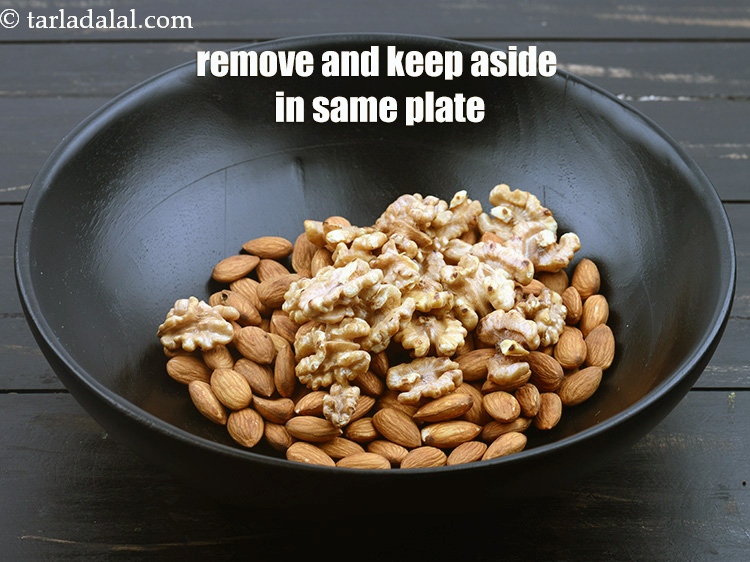 स्टेप 8 – निकाल कर उसी प्लेट में रख लें।