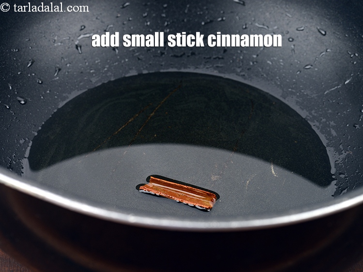 स्टेप 8 – १&nbsp;छोटी&nbsp;<a href=""https://www.tarladalal.com/glossary-cinnamon-dalchini-hindi-346i"">दालचीनी</a>&nbsp;डालें।
