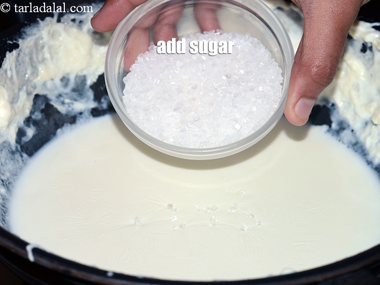 स्टेप 8 – २ टेबल-स्पून&nbsp;<a href=""https://www.tarladalal.com/glossary-sugar-chini-shakkar-hindi-278i"">चीनी</a>&nbsp;&nbsp;डालें।