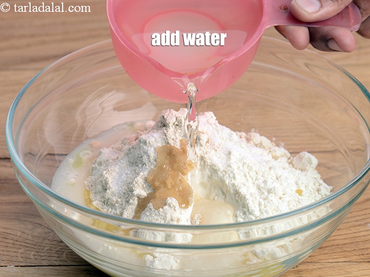 स्टेप 7 – 1/2 कप पानी डालें।