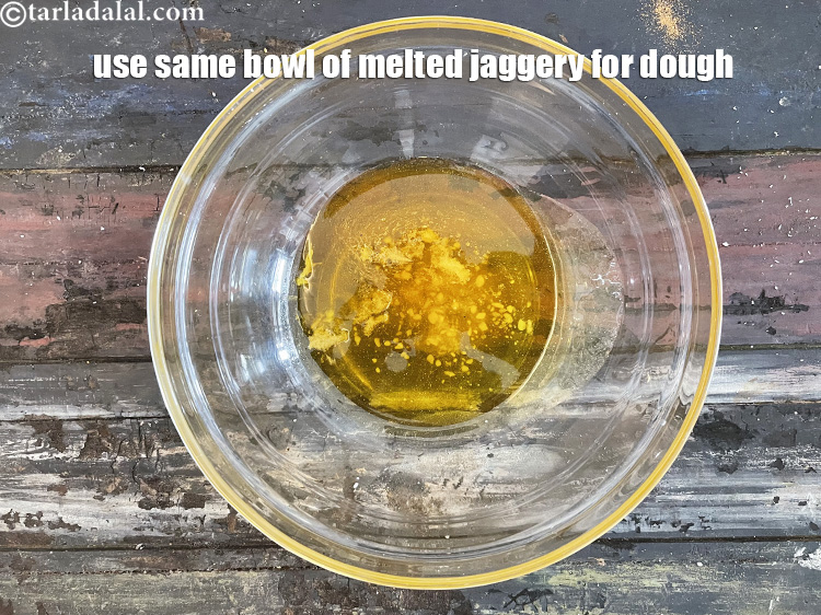 स्टेप 9 – आटा गूंथने के लिए पिघले हुए गुड़ के उसी कटोरे …