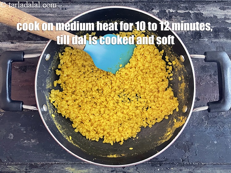 स्टेप 14 – दाल के पकने और नरम होने तक मध्यम आंच पर …